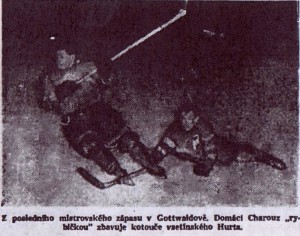 Z posledního mistrovského zápasu v Gottwaldově. Domácí Charouz rybičkou zbavuje kotouče vsetínského Hurta. tjg---vse-001.jpg