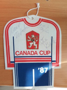 Vlaječka z Kanadského poháru podepsaná Luďkem Čajkou, Antonínem Stavjaňou a Rostislavem Vlachem 38469368_233830107264288_7238728732398059520_n.jpg