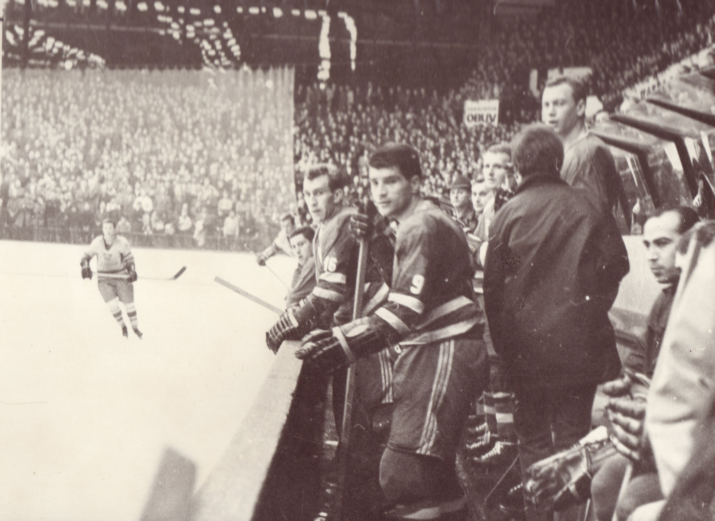 Bohumil Kožela na střídačce během zápasu Bohumil-kožela-na-střídačce.jpg