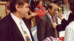 Trenéři hokejistů Zlína Vladimír Vůjtek (vlevo) a Zdeněk Čech přebírají stříbrné medaile po finále proti Vsetínu v roce 1995. 7211377-hokej-treneri-zdenek-cech-vladimir-vujtek-finale-zlin-vsetin-1995_denik-630-16x9.jpg