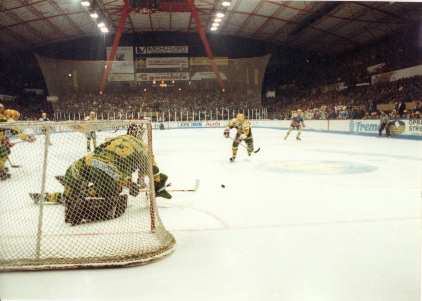Brankář Vsetína Roman Čechmánek v jednom ze zákroků ve finále 1995 na Zimním stadionu Luďka Čajky img_0006.jpg