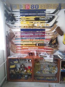 Soukromé muzeum a pracovna - hrané hokejiky legend klubu img_20220420_164314.jpg